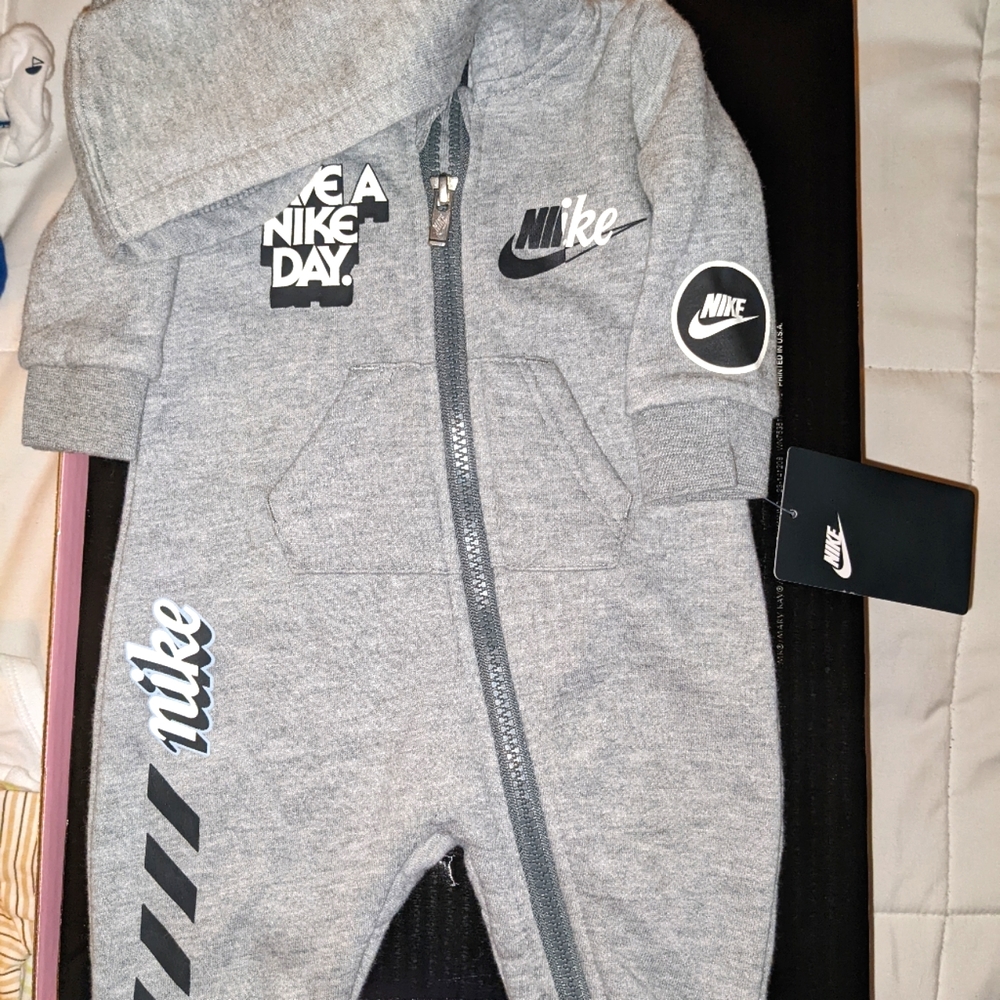Nike suit 0-3 months